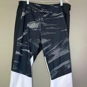 Athletic Works Black and White Activewear Capris